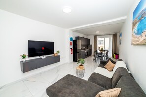 TV - Large Family Apartment with Balcony – by HostMT (San Pawl il-Baħar)