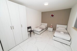 3 bedrooms, iron/ironing board, WiFi, bed sheets