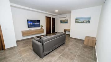 Una televisión, una oficina