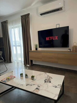 Interior - Coastal Comfort Apartment – by HostMT (San Pawl il-Baħar)