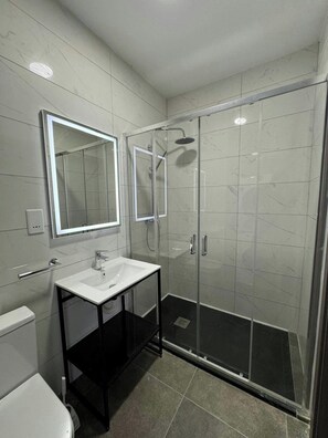 Shower, hair dryer - Coastal Comfort Apartment – by HostMT (San Pawl il-Baħar)