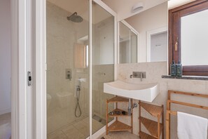 Shower, hair dryer, bidet, towels