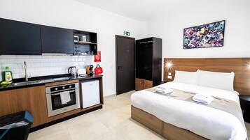 Tabla de planchar con plancha, wifi y ropa de cama