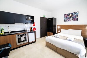 Een strijkplank/strijkijzer, wifi, beddengoed