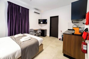 1 habitación, tabla de planchar con plancha, wifi y ropa de cama 