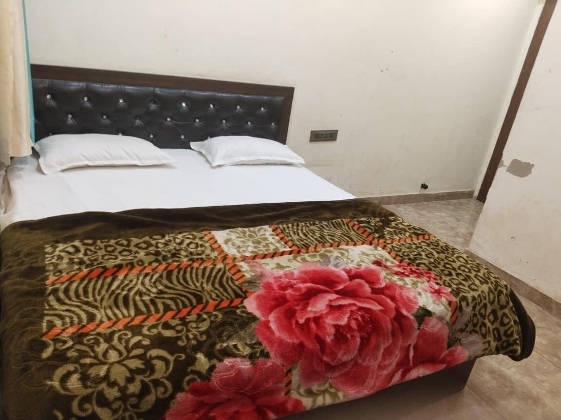 Habitación doble, aire acondicionado | Escritorio, camas extra, wifi gratis y ropa de cama 