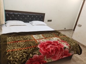 Double Room, Air conditioning | Desk, rollaway beds, free WiFi, bed sheets - HOTEL K K PALACE (Khatoo)
