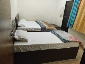 Driepersoonskamer, airconditioning | Een bureau, extra bedden (toeslag), gratis wifi, beddengoed