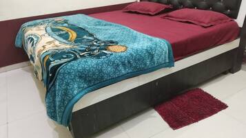 Double Room, Air conditioning | Desk, rollaway beds, free WiFi, bed sheets