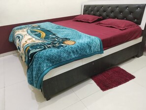 Double Room, Air conditioning | Desk, rollaway beds, free WiFi, bed sheets