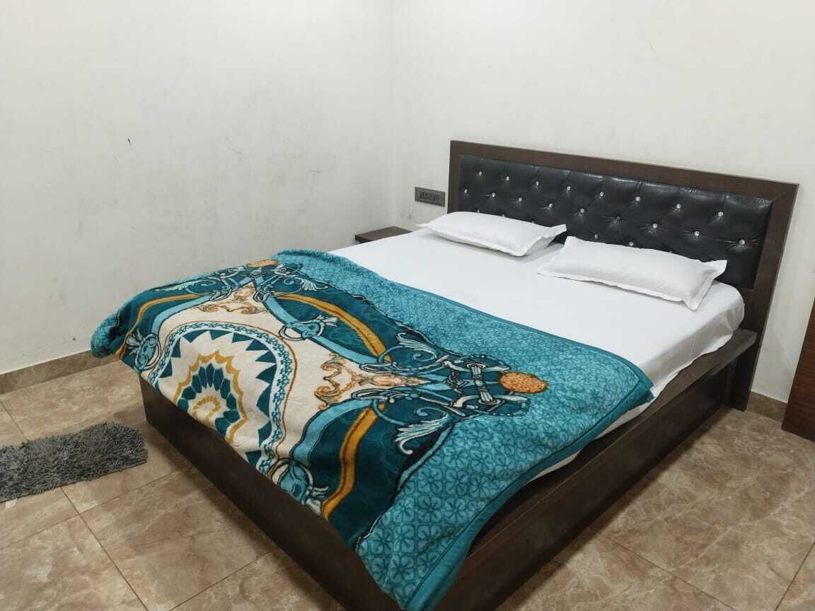 Desk, rollaway beds, free WiFi, bed sheets