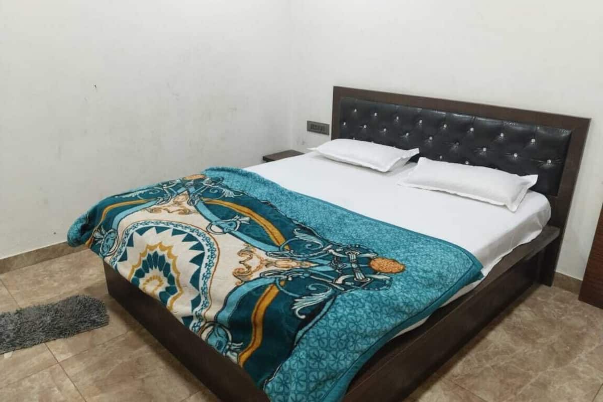 Desk, rollaway beds, free WiFi, bed sheets