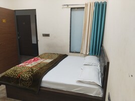 办公桌、折叠床/加床（额外收费）、免费 WiFi、床单