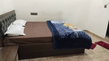 Double Room, Air conditioning | Desk, rollaway beds, free WiFi, bed sheets