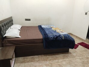 Double Room, Air conditioning | Desk, rollaway beds, free WiFi, bed sheets