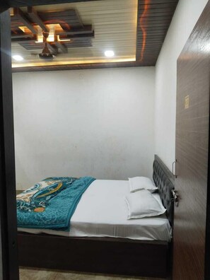 Double Room, Air conditioning | Desk, rollaway beds, free WiFi, bed sheets - HOTEL K K PALACE (Khatoo)
