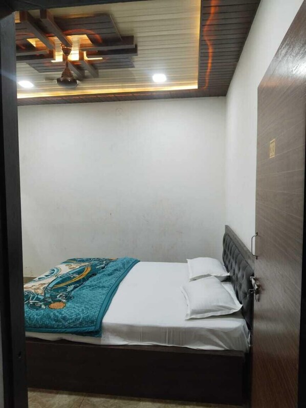 Double Room, Air conditioning | Desk, rollaway beds, free WiFi, bed sheets - HOTEL K K PALACE (Khatoo)