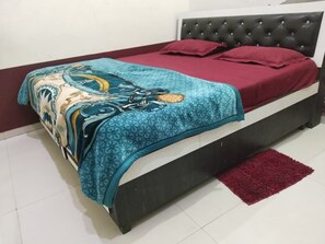 Doppelzimmer, Klimaanlage | Schreibtisch, Zustellbetten, kostenloses WLAN, Bettwäsche