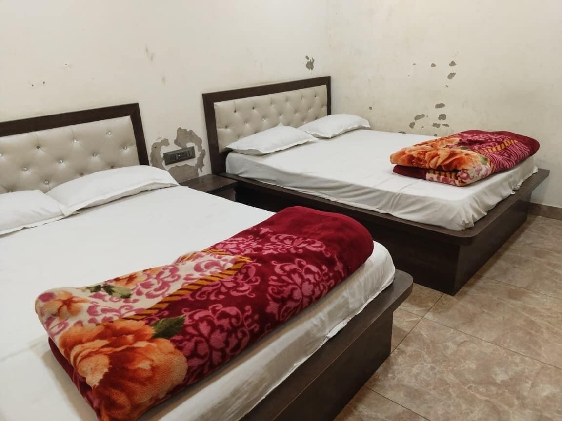 Family Room, Air conditioning | Desk, rollaway beds, free WiFi, bed sheets