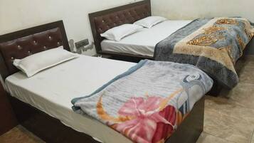 Quarto triplo, ar-condicionado | Escrivaninha, camas extras/dobráveis (sobretaxa), Wi-Fi de cortesia