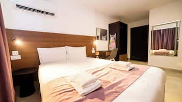 Een strijkplank/strijkijzer, wifi, beddengoed