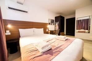 Tabla de planchar con plancha, wifi y ropa de cama