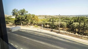 Una carretera con aceras y árboles al fondo.