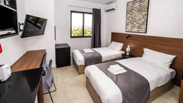 1 habitación, tabla de planchar con plancha, wifi y ropa de cama