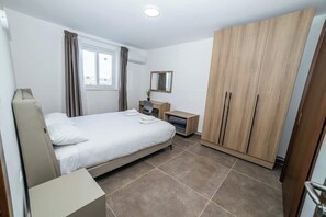 Tabla de planchar con plancha, wifi y ropa de cama