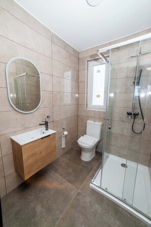Shower, hair dryer - Modern Escape 2 Bed Penthouse – by HostMT (San Pawl il-Baħar)