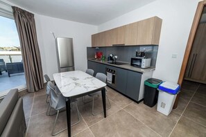 Private kitchen - Modern Escape 2 Bed Penthouse – by HostMT (San Pawl il-Baħar)