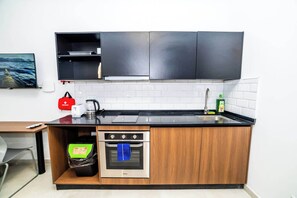 Private kitchen - Modern Studio with Double Bed & Kitchen by HostMT (San Pawl il-Baħar)