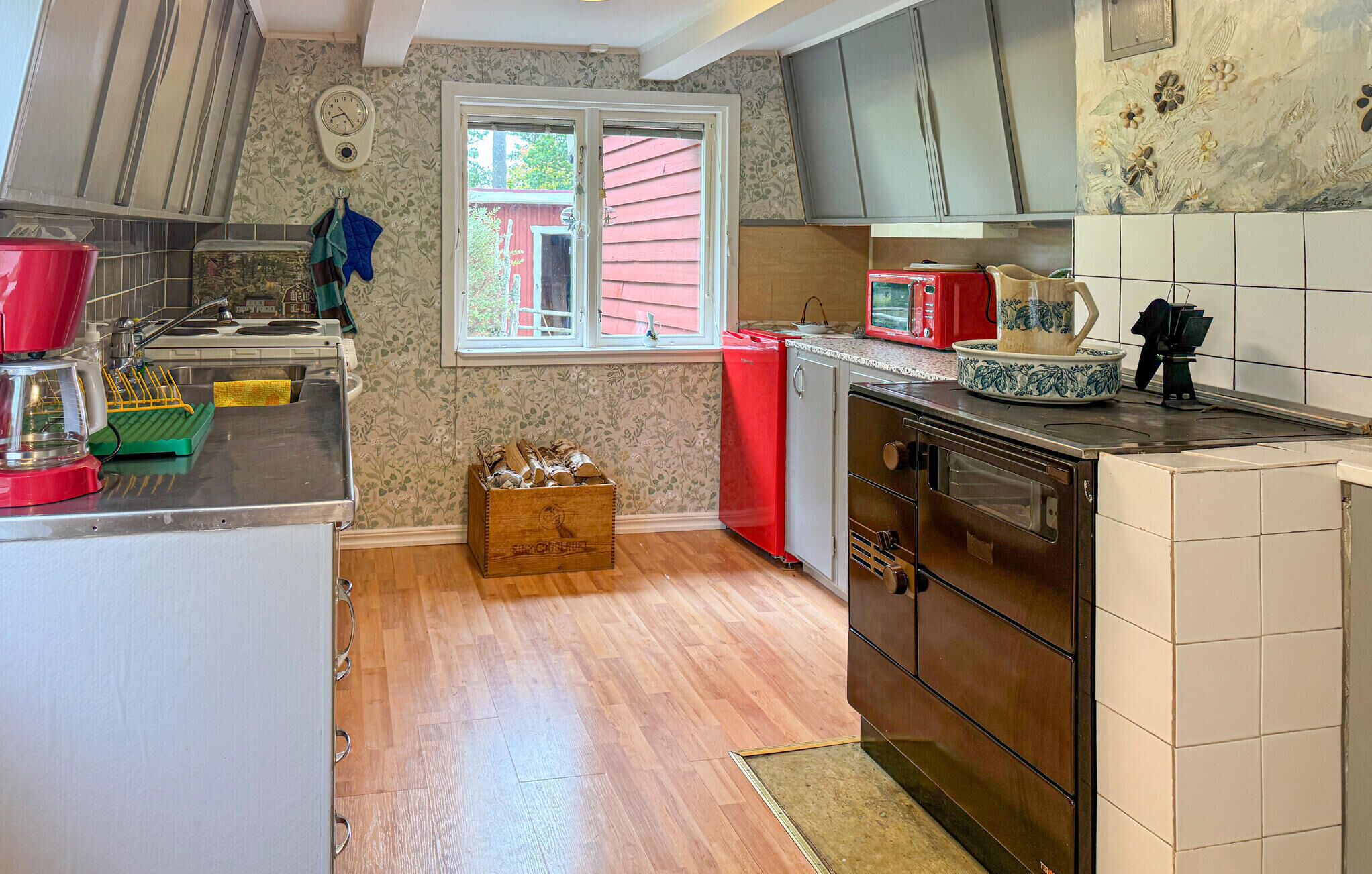 Jääkaappi, liesi, kahvin-/teenkeitin