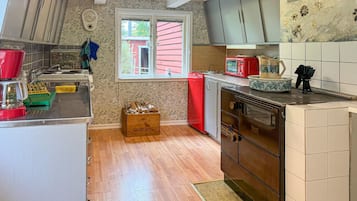 JÀÀkaappi, liesi, kahvin-/teenkeitin