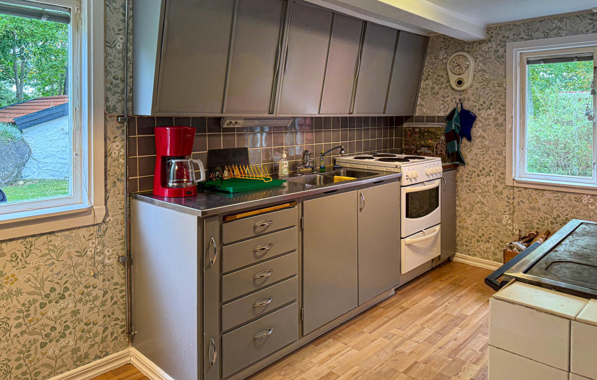 Fridge, stovetop, coffee/tea maker
