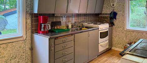 Fridge, stovetop, coffee/tea maker