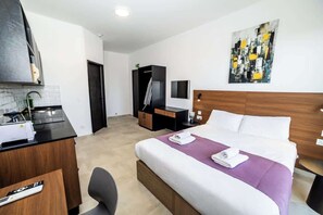 Tabla de planchar con plancha, wifi y ropa de cama 