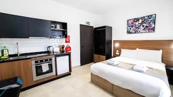 Tabla de planchar con plancha, wifi y ropa de cama