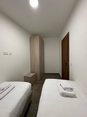 2 bedrooms, desk, iron/ironing board, WiFi - Modern 2-Bedroom Penthouse with Terrace – by HostMT (Il-Fgura)