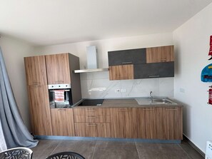 Jääkaappi, mikroaaltouuni, liesi, astianpesukone