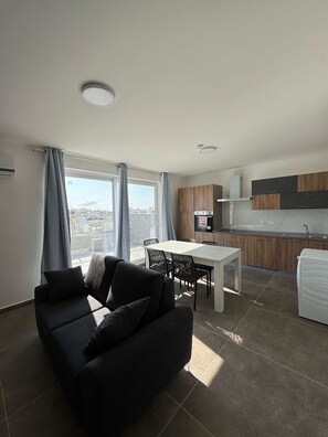 TV, offices - Modern 2-Bedroom Penthouse with Terrace – by HostMT (Il-Fgura)