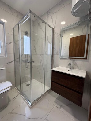 Shower, free toiletries, hair dryer - Modern 2-Bedroom Penthouse with Terrace – by HostMT (Il-Fgura)