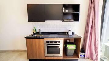 Køleskab, mikrobølgeovn, kogeplade, brødrister