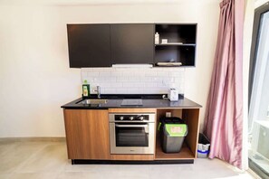 Refrigerador, microondas, parrilla de estufa y tostadora 