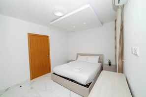 3 bedrooms, iron/ironing board, WiFi, bed sheets