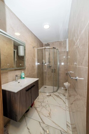 Shower, hair dryer - Serenity Escape 3 Bed Maisonette - By HostMT (San Pawl il-Baħar)