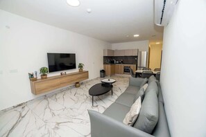 TV - Serenity Escape 3 Bed Maisonette - By HostMT (San Pawl il-Baħar)