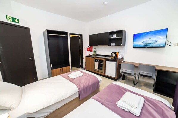 1 habitación, tabla de planchar con plancha, wifi y ropa de cama 