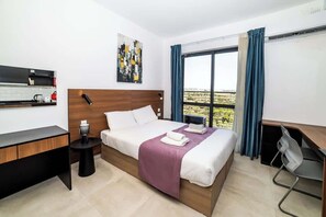 Tabla de planchar con plancha, wifi y ropa de cama