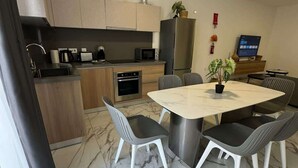 Una cocina moderna con comedor.